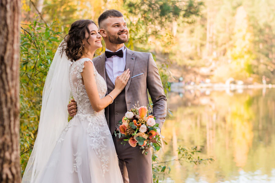Casal de noivos sorrindo no jardim
